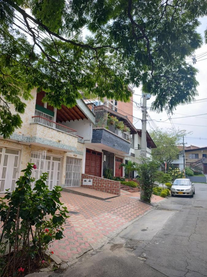 Noras Homestay Laureles เมเดยิน ภายนอก รูปภาพ